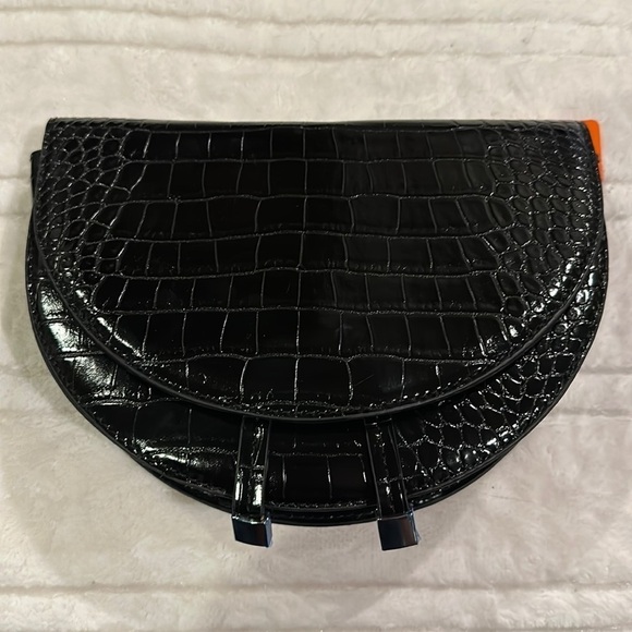 Croco- embossed black bag - 2 straps one for crossbody and one shoulder strap - Picture 1 of 9